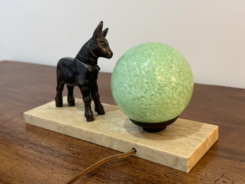 Lampe Art Déco “Faon” en régule et globe en verre – Socle en marbre