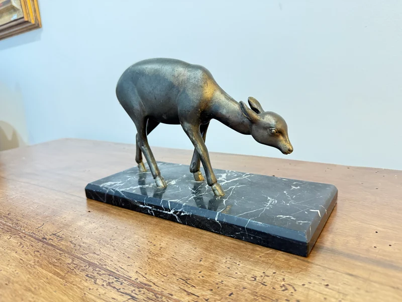 Statue Art Déco en régule représentant un faon sur socle en marbre noir
