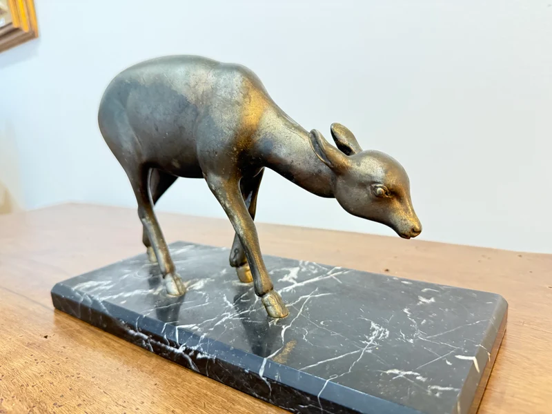 Statue Art Déco en régule représentant un faon sur socle en marbre noir