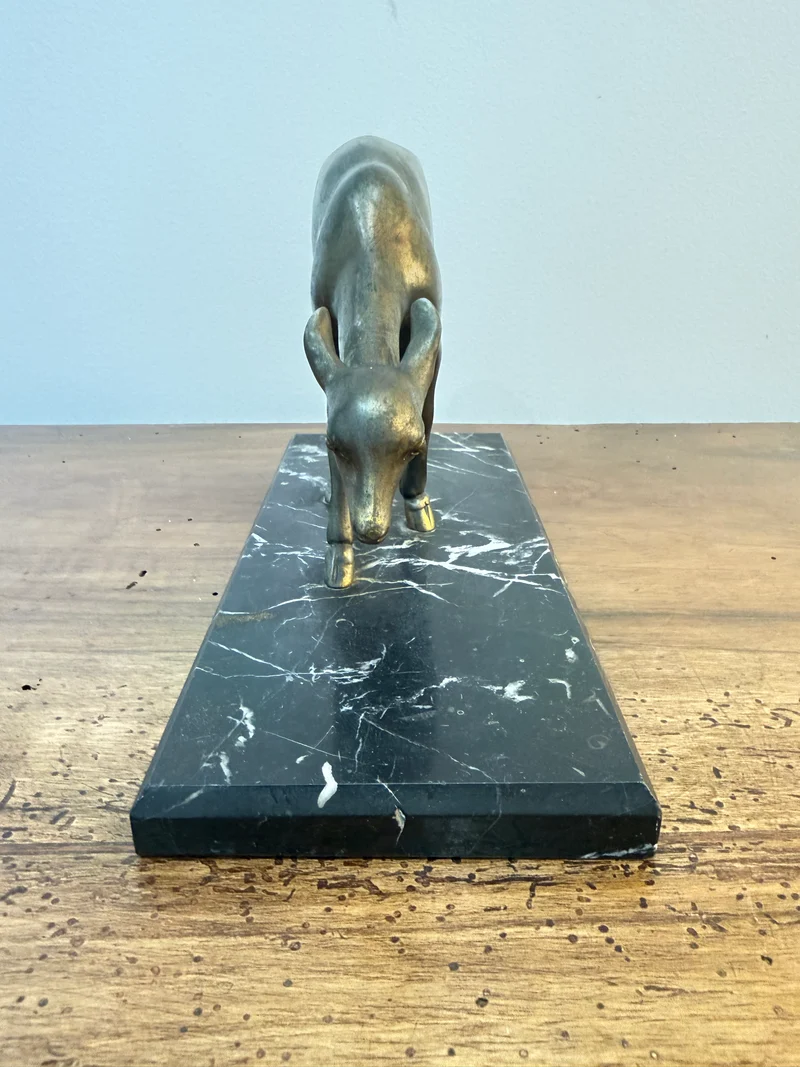 Statue Art Déco en régule représentant un faon sur socle en marbre noir