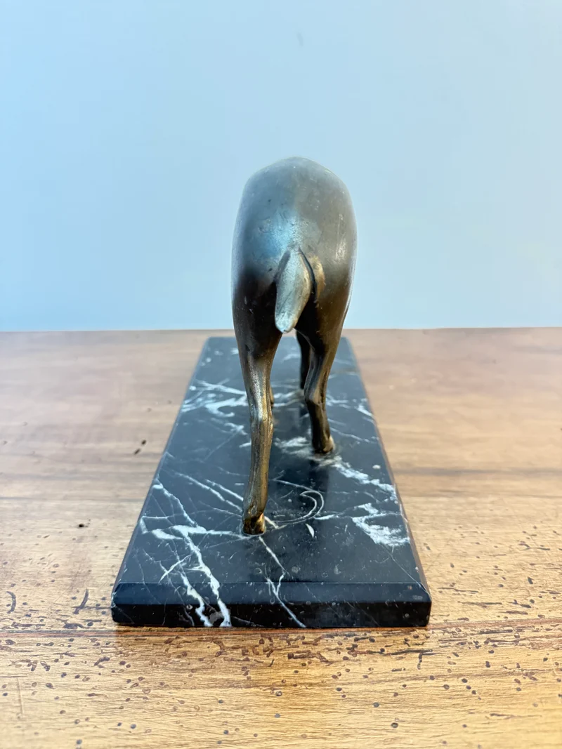 Statue Art Déco en régule représentant un faon sur socle en marbre noir