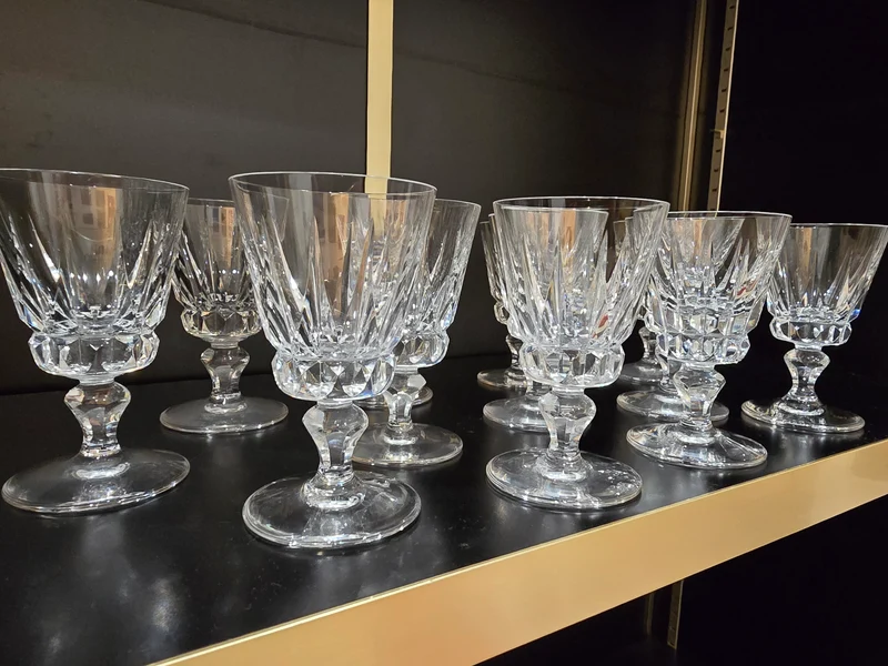 12 verres à vin Saint-Louis modèle Guernesey en cristal taillé