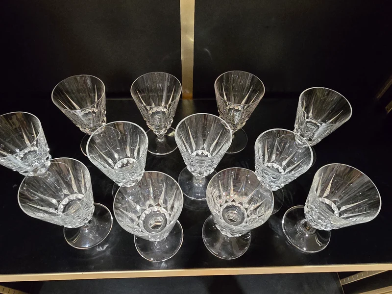 12 verres à vin Saint-Louis modèle Guernesey en cristal taillé
