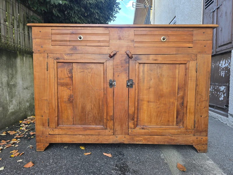 Buffet ancien de ferme en cerisier massif – style campagne rustique