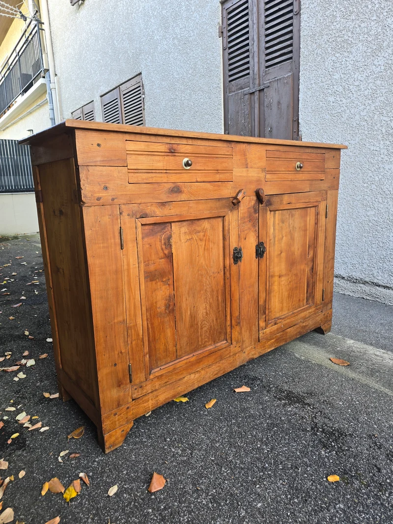 Buffet ancien de ferme en cerisier massif – style campagne rustique
