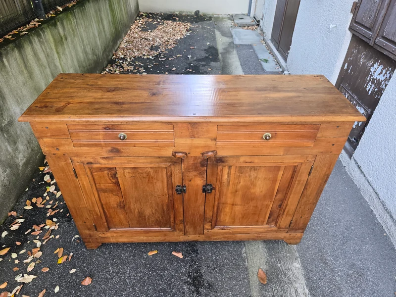 Buffet ancien de ferme en cerisier massif – style campagne rustique