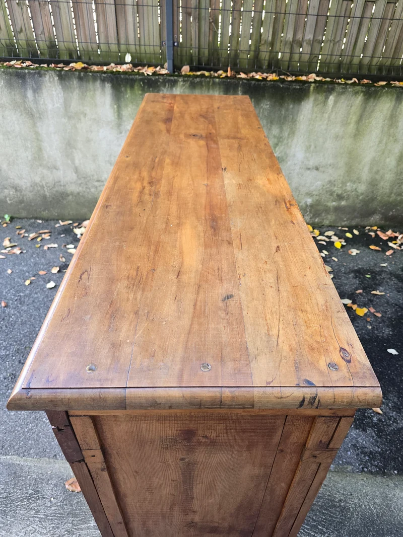 Buffet ancien de ferme en cerisier massif – style campagne rustique