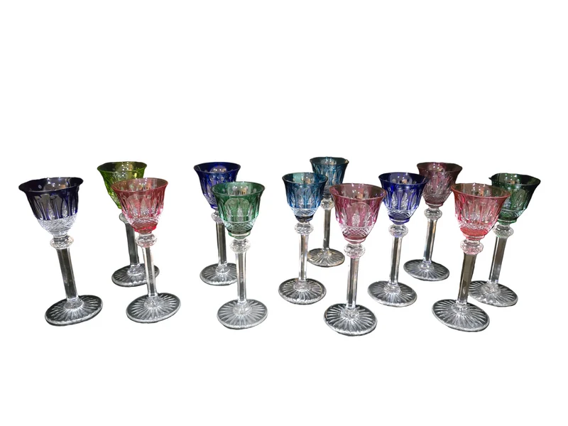 12 verres à liqueur Saint-Louis modèle Tommy en cristal de couleur