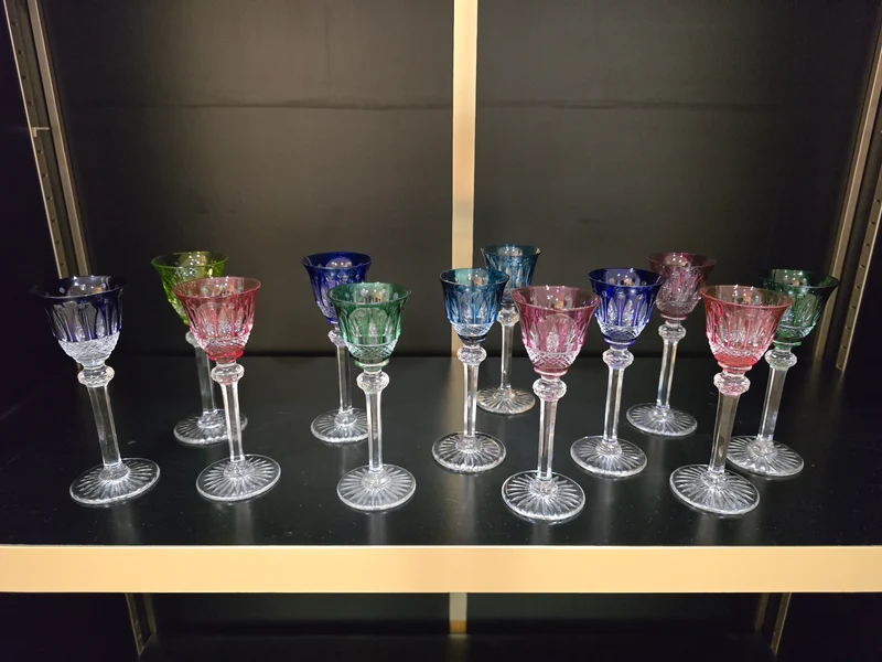 12 verres à liqueur Saint-Louis modèle Tommy en cristal de couleur