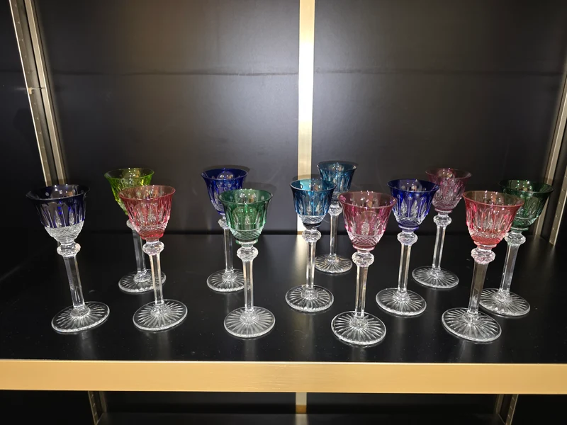 12 verres à liqueur Saint-Louis modèle Tommy en cristal de couleur