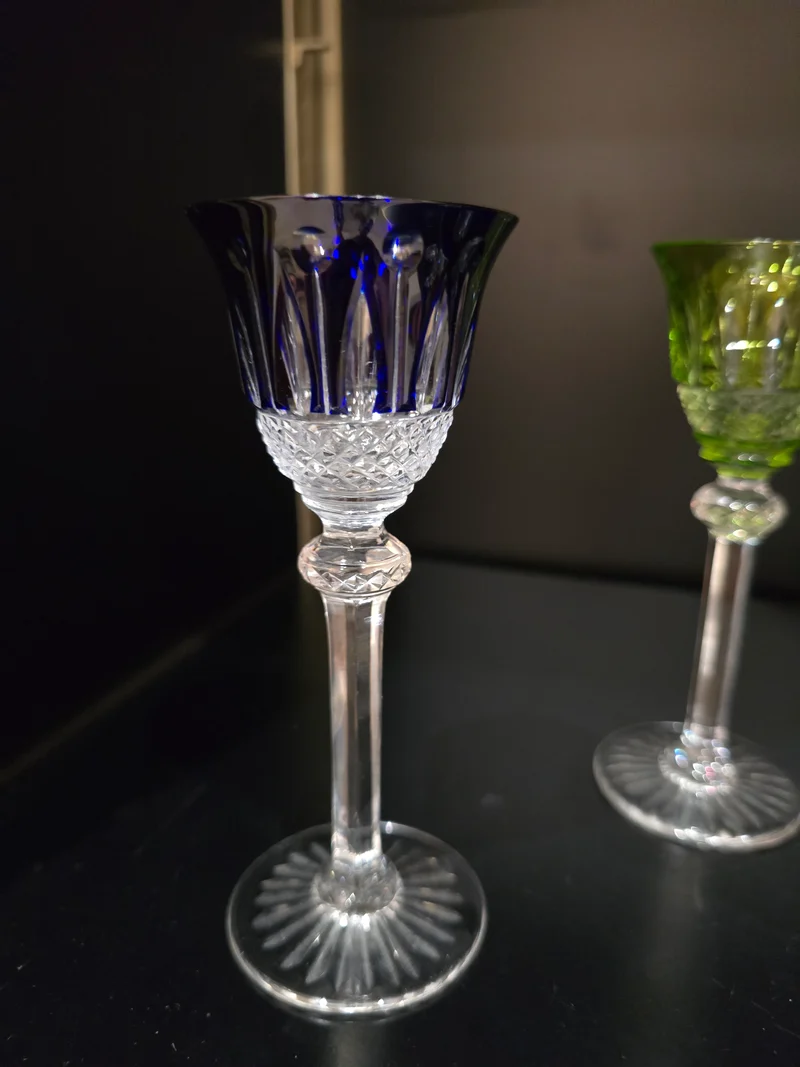 12 verres à liqueur Saint-Louis modèle Tommy en cristal de couleur