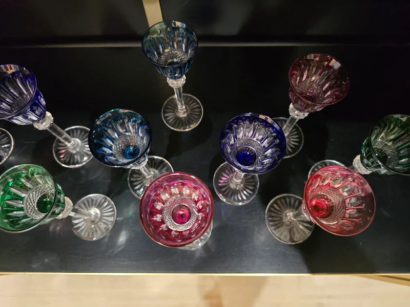 12 verres à liqueur Saint-Louis modèle Tommy en cristal de couleur
