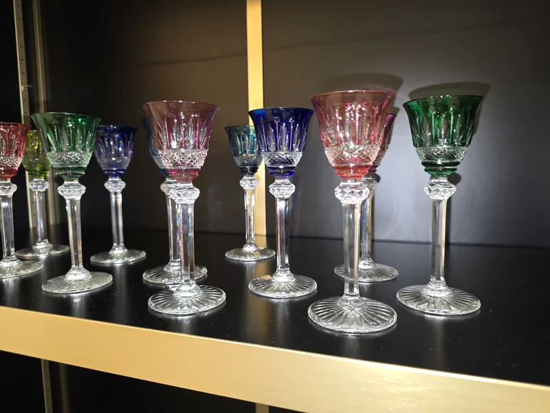 12 verres à liqueur Saint-Louis modèle Tommy en cristal de couleur