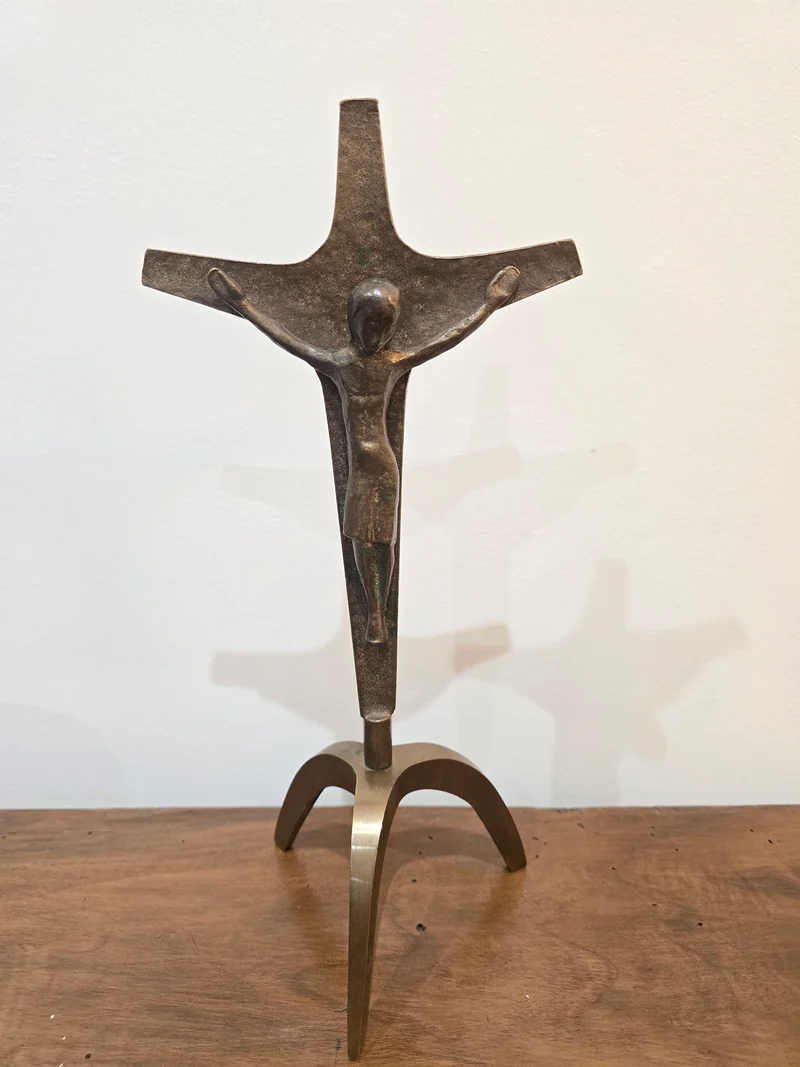 Crucifix / Christ moderne sur socle – bronze et métal doré