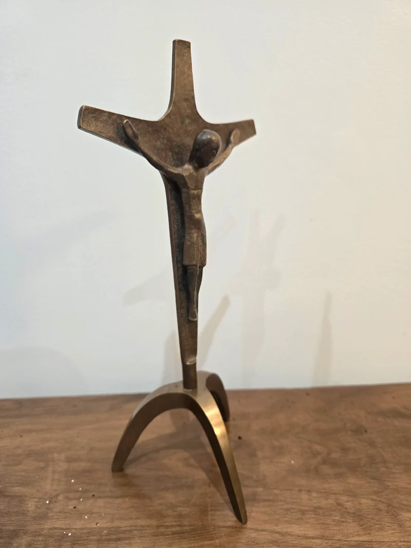 Crucifix / Christ moderne sur socle – bronze et métal doré