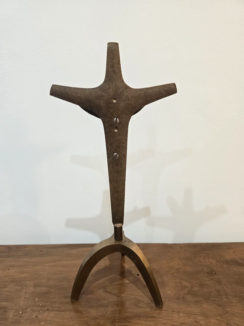 Crucifix / Christ moderne sur socle – bronze et métal doré