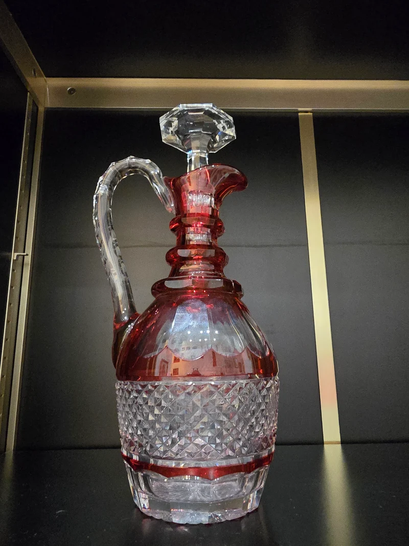 Carafe aiguière en cristal doublé rouge – Saint-Louis