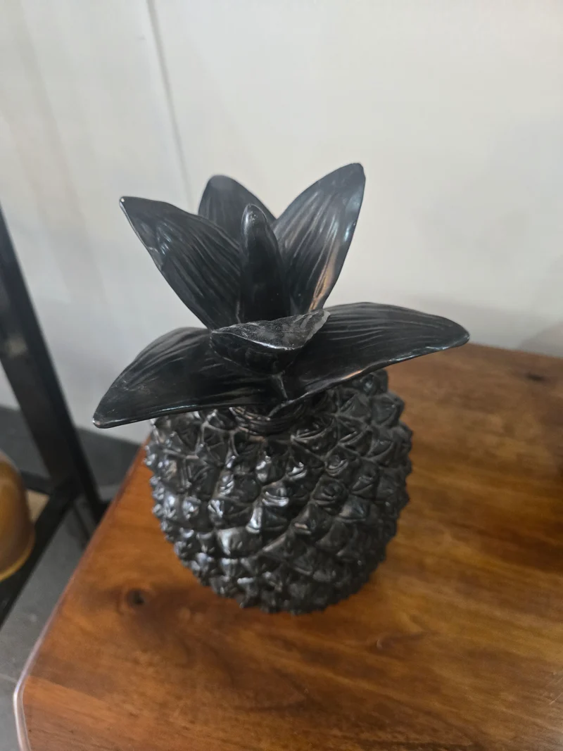 Ananas décoratif noir brillant en résine – objet déco exotique chic