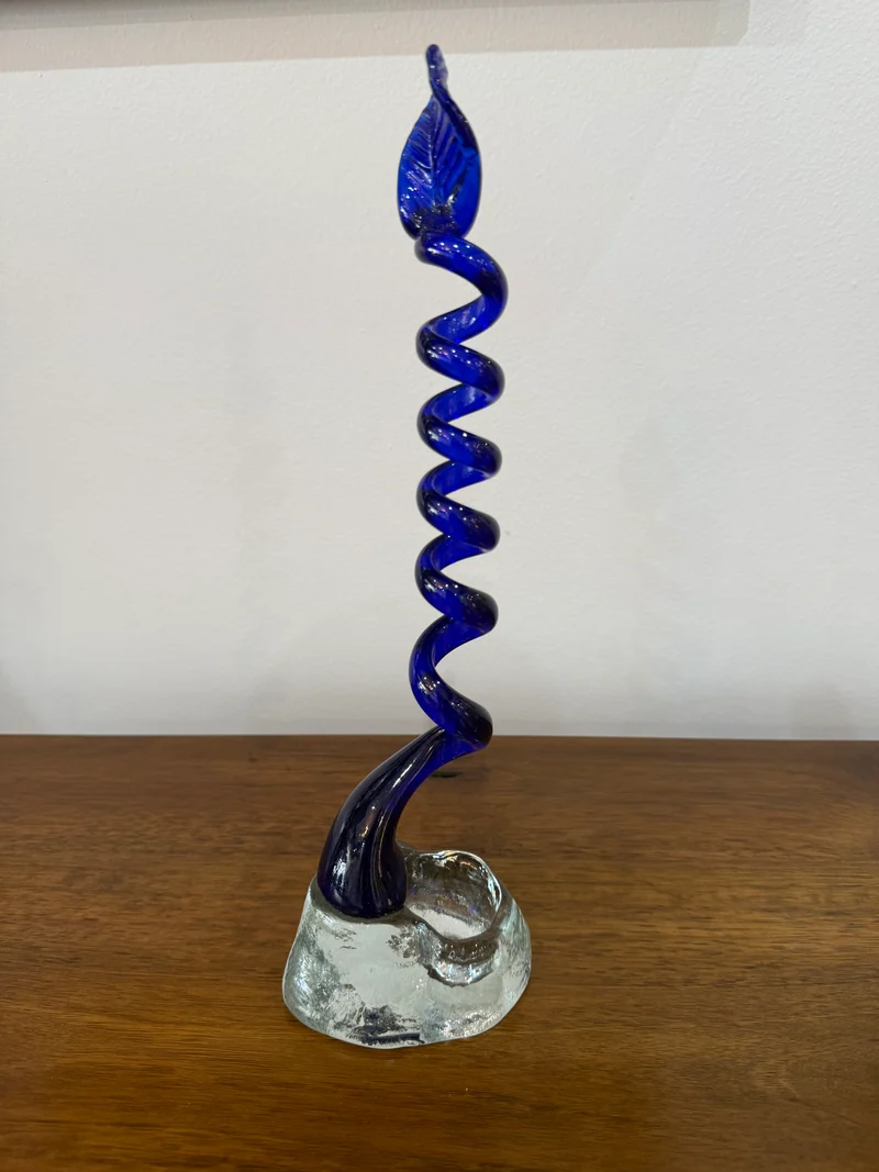 Sculpture / Soliflore en verre soufflé bleu cobalt signé – Travail artistique vintage – H. 32 cm