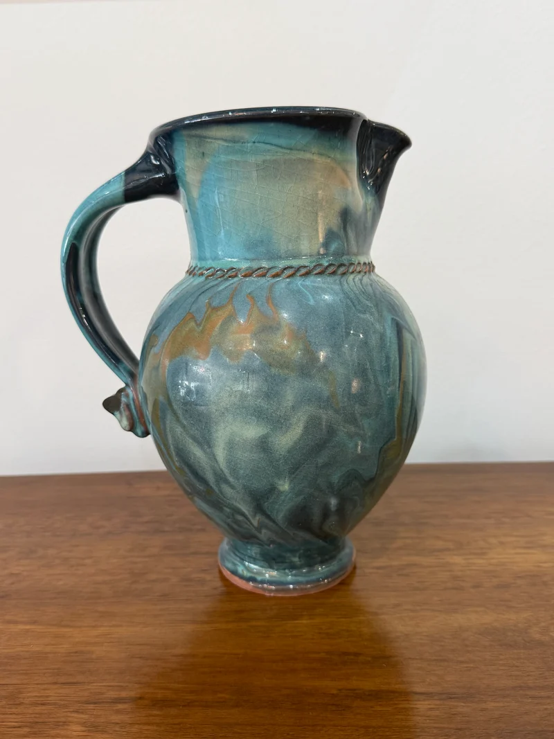 Pichet / Vase en céramique flammée signé – Décor marbré bleu et ocre – H. 24 cm