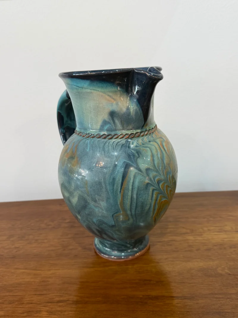 Pichet / Vase en céramique flammée signé – Décor marbré bleu et ocre – H. 24 cm