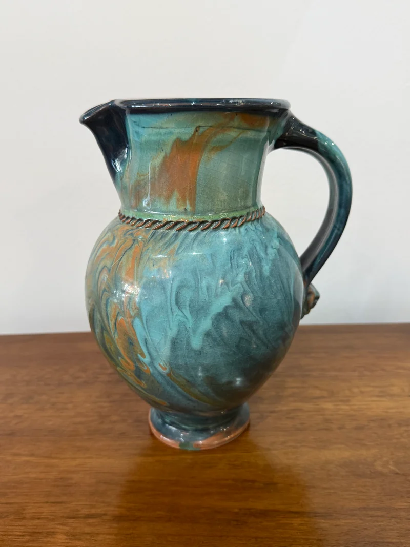Pichet / Vase en céramique flammée signé – Décor marbré bleu et ocre – H. 24 cm