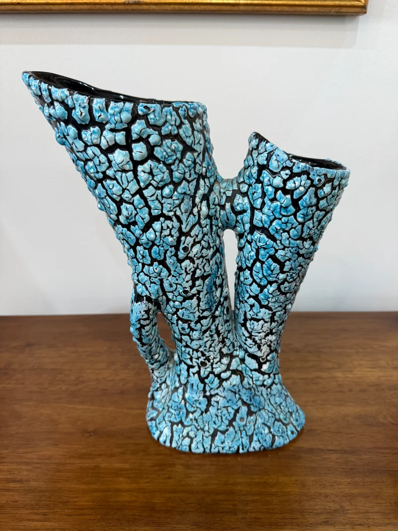 Grand vase sculptural céramique émaillée texturée bleu turquoise et noir – Double cornet – H. 31 cm