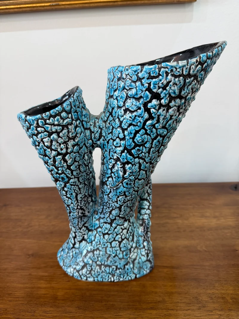 Grand vase sculptural céramique émaillée texturée bleu turquoise et noir – Double cornet – H. 31 cm