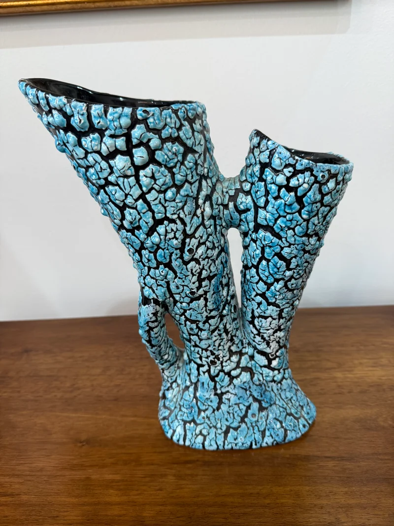 Grand vase sculptural céramique émaillée texturée bleu turquoise et noir – Double cornet – H. 31 cm