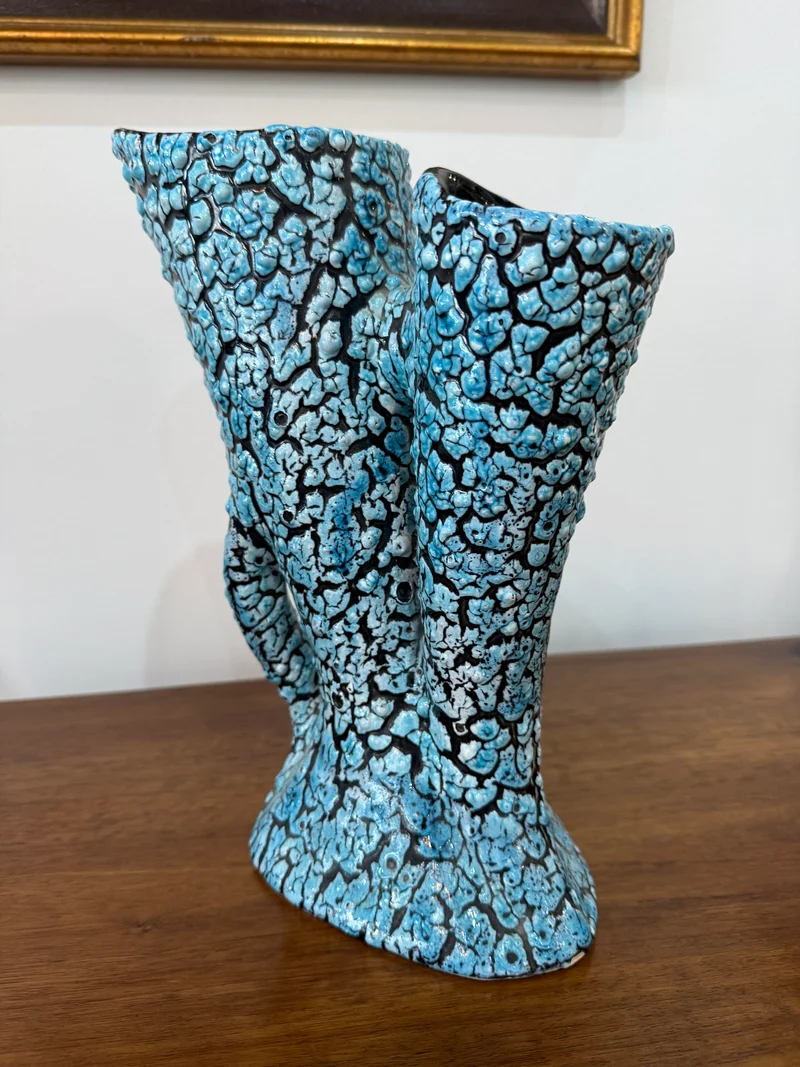Grand vase sculptural céramique émaillée texturée bleu turquoise et noir – Double cornet – H. 31 cm