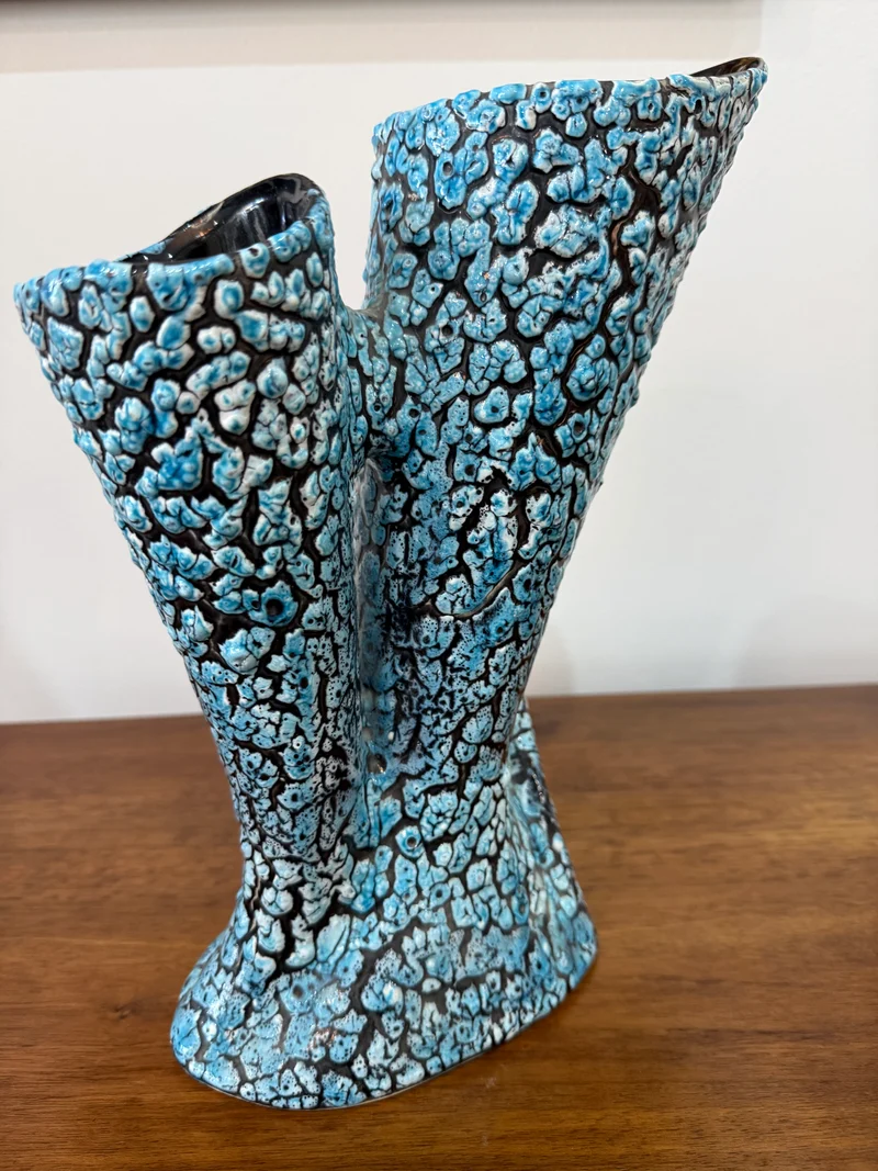 Grand vase sculptural céramique émaillée texturée bleu turquoise et noir – Double cornet – H. 31 cm