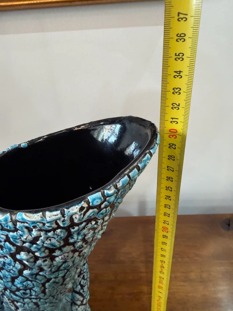 Grand vase sculptural céramique émaillée texturée bleu turquoise et noir – Double cornet – H. 31 cm