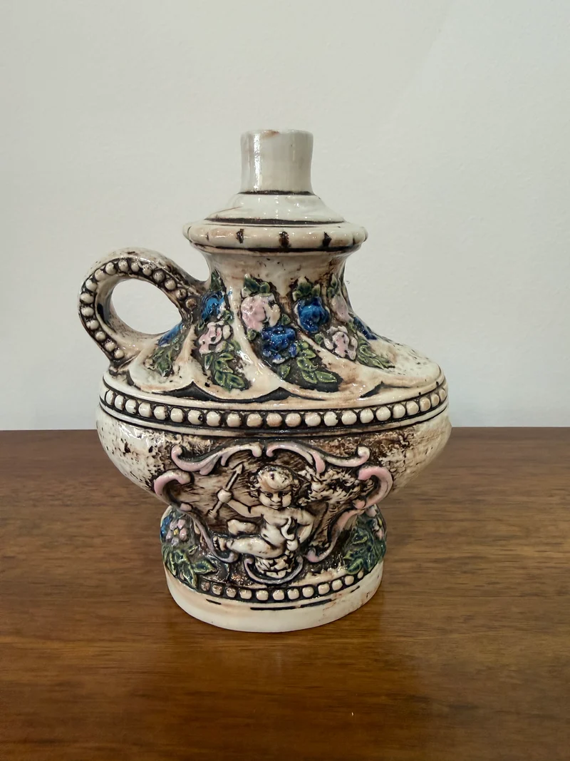 Vase / aiguière en céramique barbotine à décor angelot et fleurs en relief – Cachet sous base – H. 19 cm