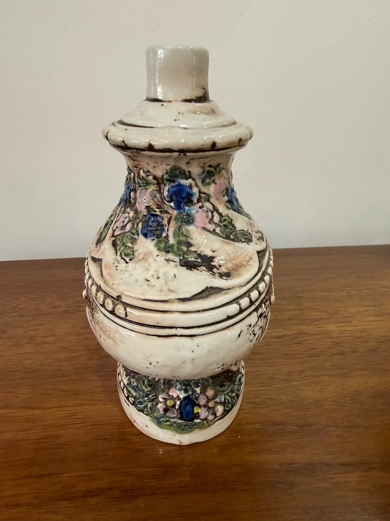 Vase / aiguière en céramique barbotine à décor angelot et fleurs en relief – Cachet sous base – H. 19 cm