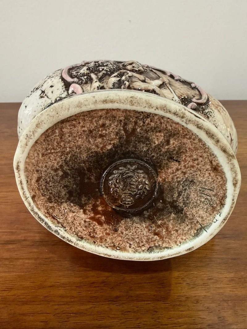 Vase / aiguière en céramique barbotine à décor angelot et fleurs en relief – Cachet sous base – H. 19 cm
