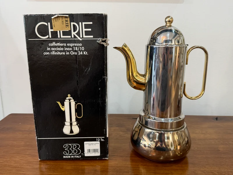 Cafetière espresso italienne CHÉRIE 12 tasses – Inox 18/10 et finitions or 24 Kt – Made in Italy – H. 29 cm