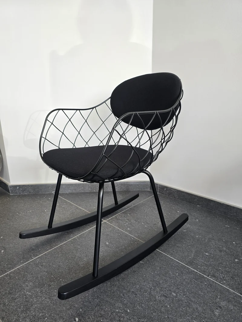 Fauteuil à bascule design Piña – Jaime Hayon pour Magis – Made in Italy