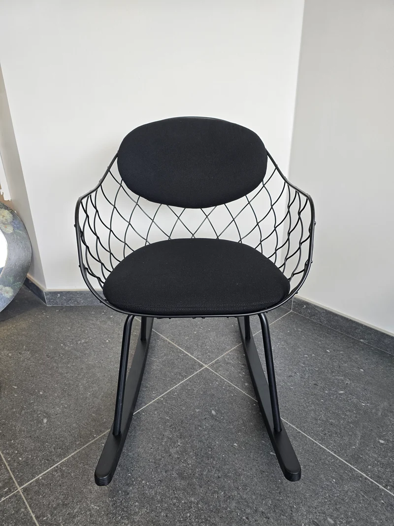 Fauteuil à bascule design Piña – Jaime Hayon pour Magis – Made in Italy