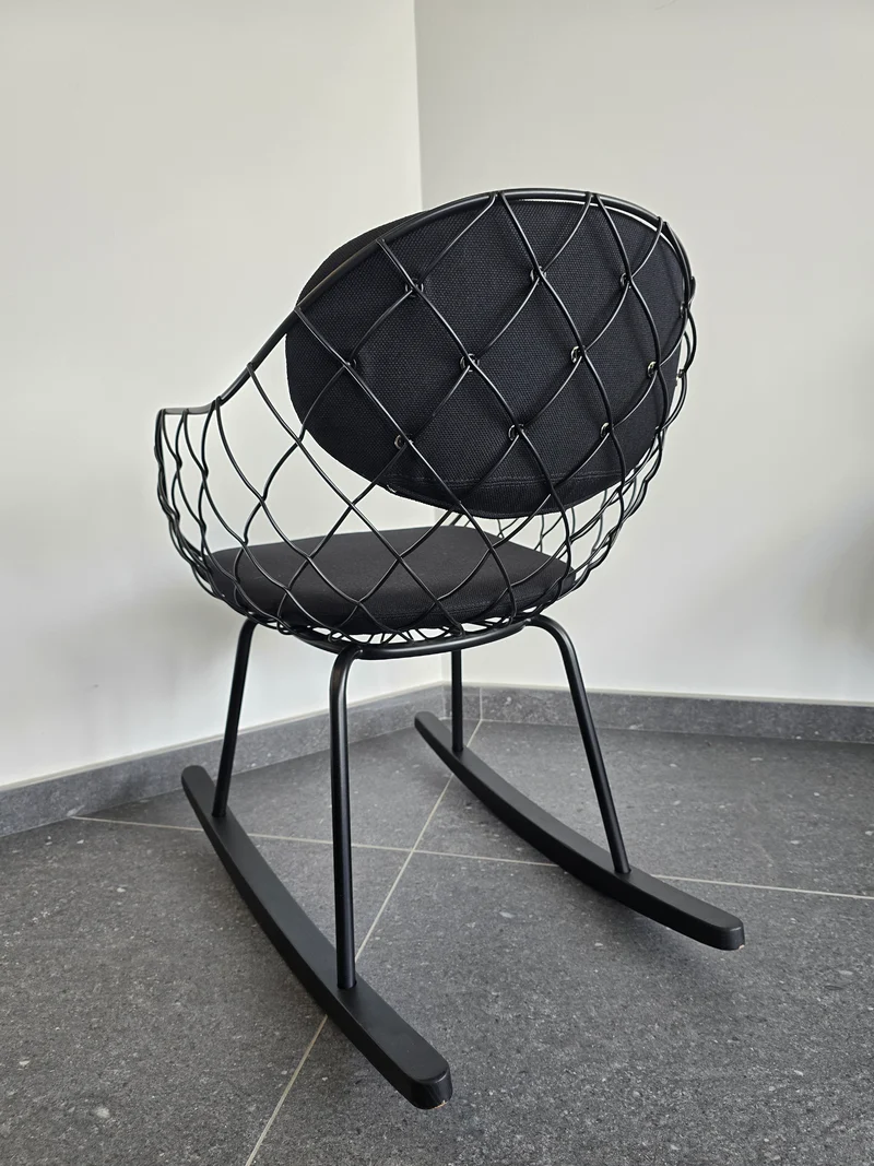 Fauteuil à bascule design Piña – Jaime Hayon pour Magis – Made in Italy