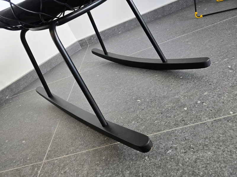 Fauteuil à bascule design Piña – Jaime Hayon pour Magis – Made in Italy