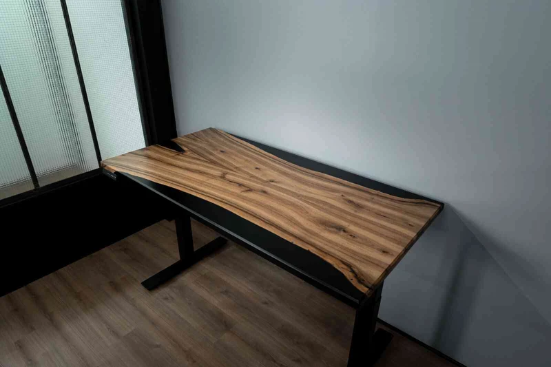 Plateau sur-mesure bois brut et époxy