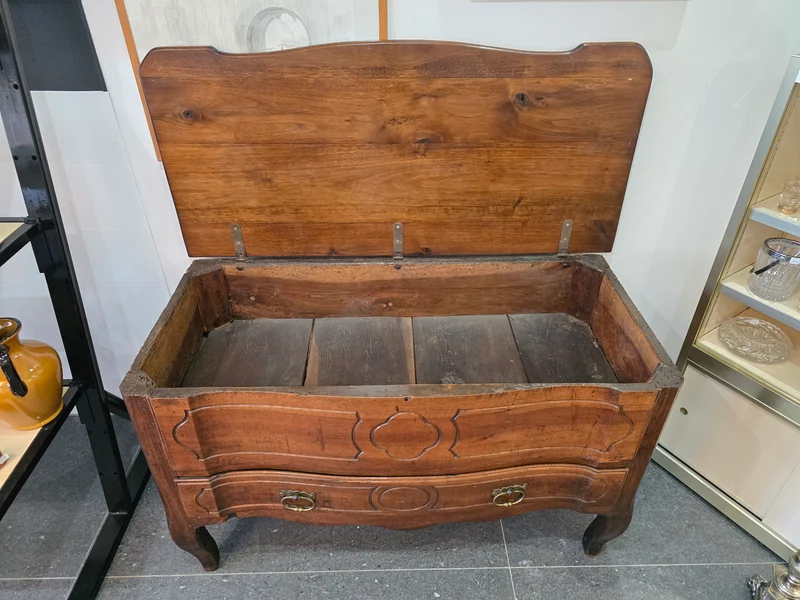 Commode coffre régionale en noyer massif, style Louis XV – fin XVIIIe / début XIXe siècle