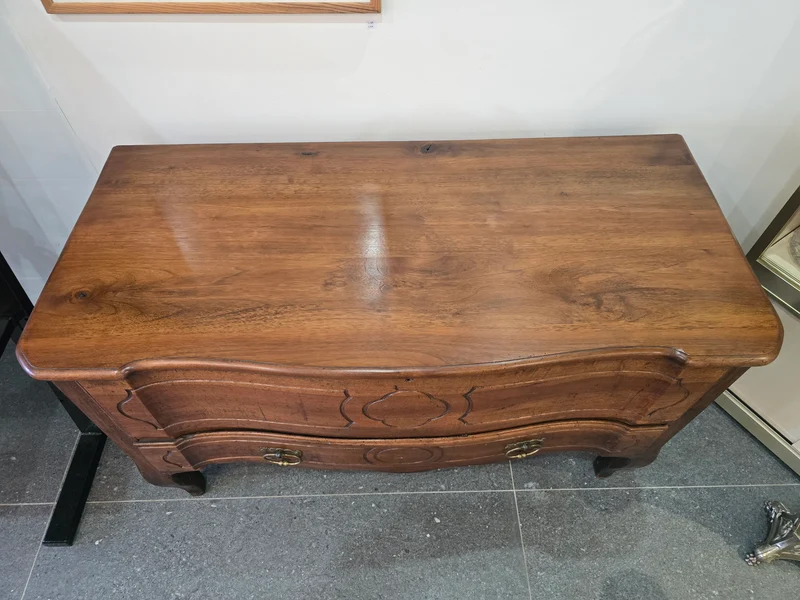 Commode coffre régionale en noyer massif, style Louis XV – fin XVIIIe / début XIXe siècle