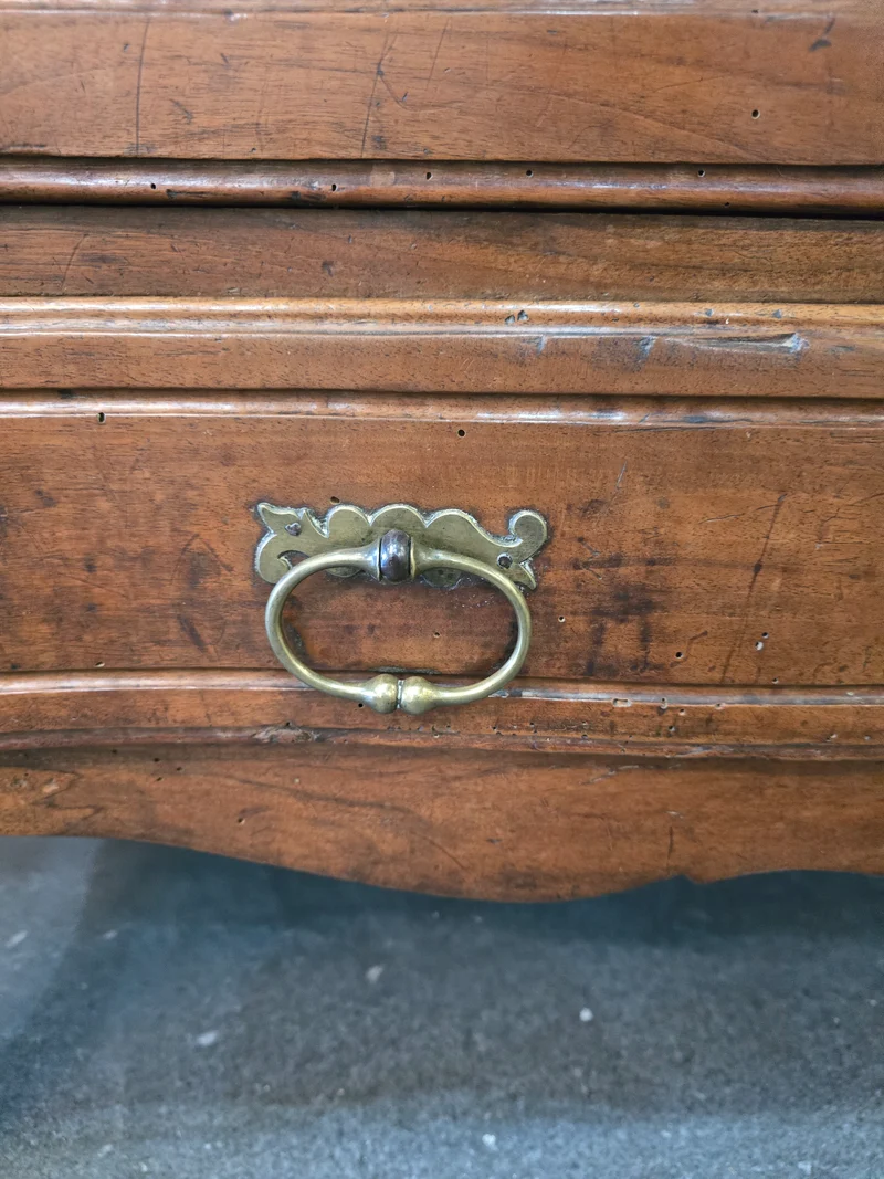 Commode coffre régionale en noyer massif, style Louis XV – fin XVIIIe / début XIXe siècle