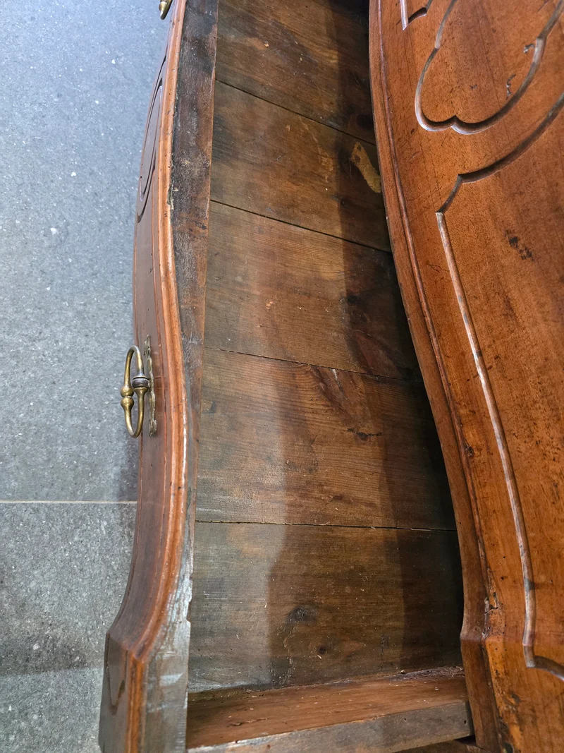 Commode coffre régionale en noyer massif, style Louis XV – fin XVIIIe / début XIXe siècle