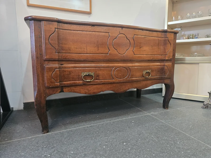 Commode coffre régionale en noyer massif, style Louis XV – fin XVIIIe / début XIXe siècle