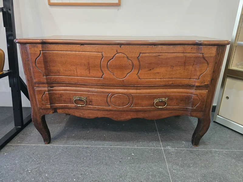 Commode coffre régionale en noyer massif, style Louis XV – fin XVIIIe / début XIXe siècle