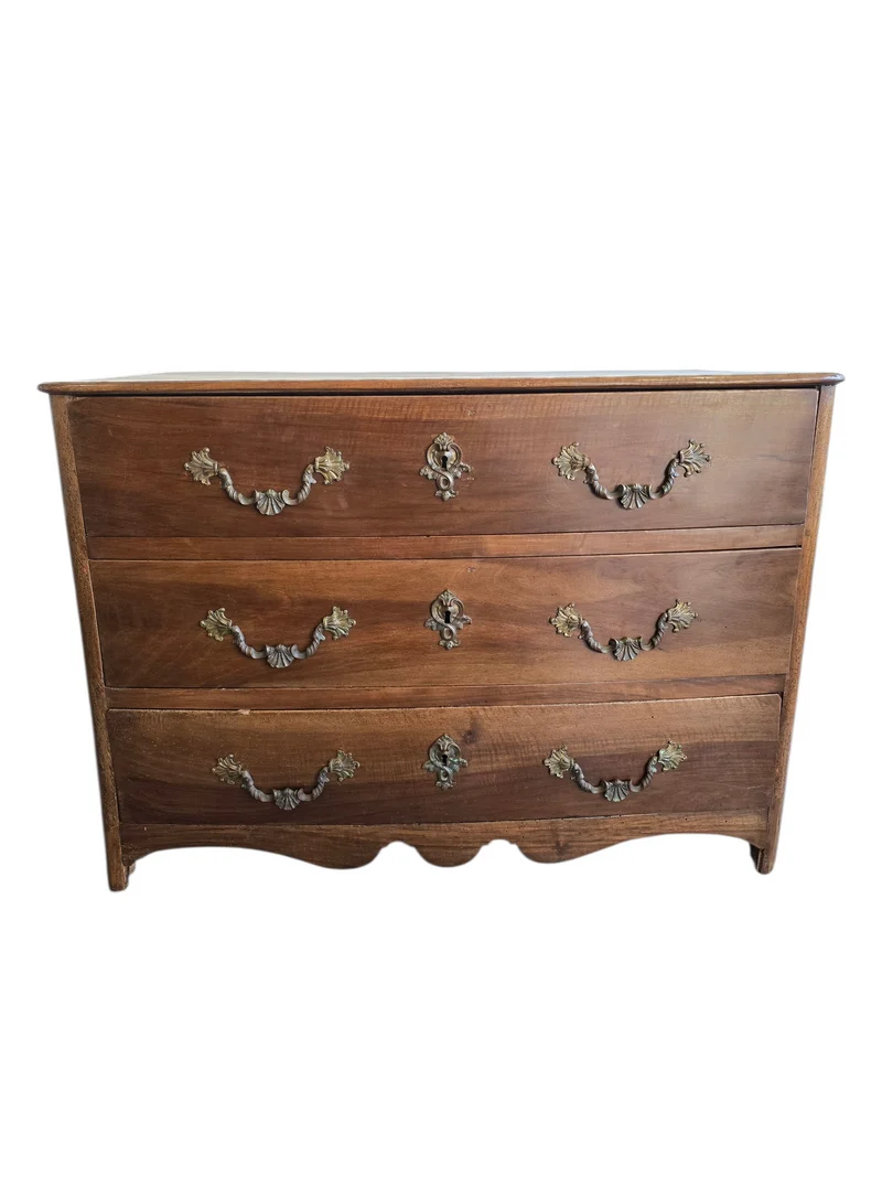 Commode provinciale en noyer massif – Époque Louis XIV / Régence – Début XVIIIᵉ siècle