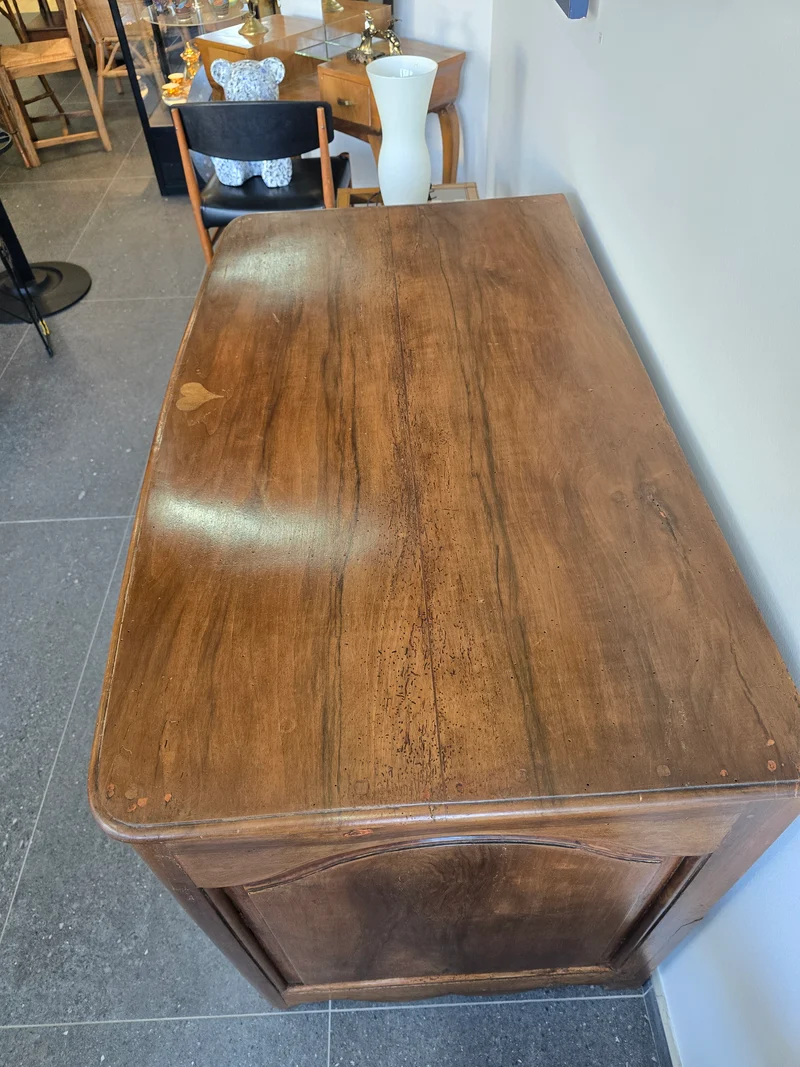 Commode provinciale en noyer massif – Époque Louis XIV / Régence – Début XVIIIᵉ siècle