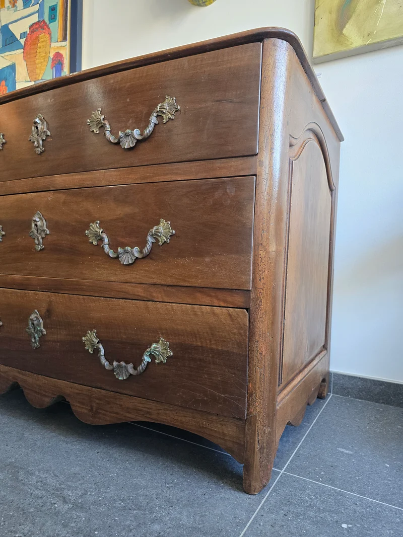Commode provinciale en noyer massif – Époque Louis XIV / Régence – Début XVIIIᵉ siècle
